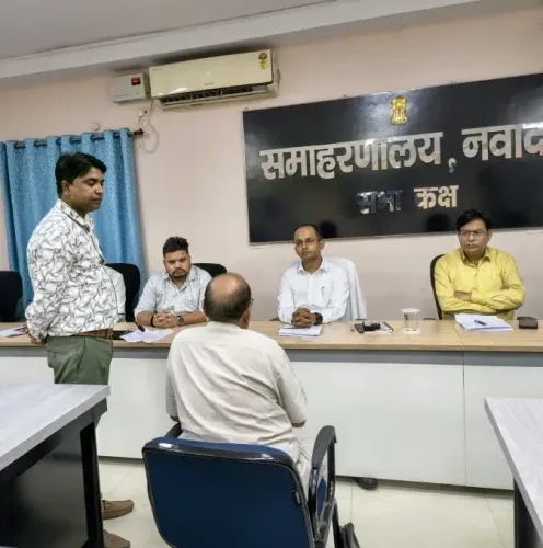 नवादा में 'सबका सम्मान-जीवन आसान' के तहत जनसुनवाई, DM रवि प्रकाश ने 42 आवेदनों पर की सुनवाई