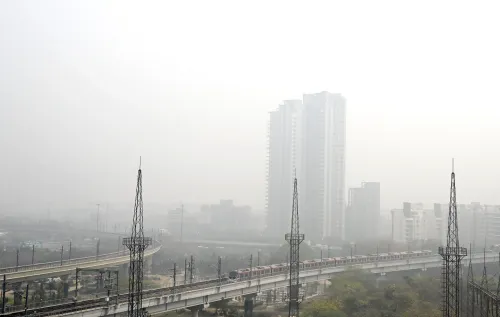 दिल्ली-एनसीआर में मौसम की मार: सुबह की धुंध, दिन में गर्मी और जहरीली हवा