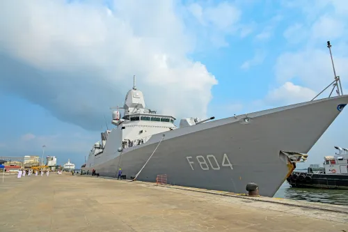 नीदरलैंड्स युद्धपोत HNLMS डी रूयटर कोच्चि पहुँचा, मेजर जनरल रॉब डी विट के नेतृत्व में उच्चस्तरीय नौसैनिक प्रतिनिधिमंडल