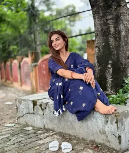 नीले रंग की साड़ी में अक्षरा सिंह को देख फैंस बोले, 'क्लासिक ब्यूटी तो इसे कहते हैं'