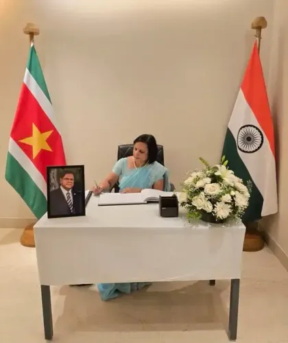डॉ. नीना मल्होत्रा ने सूरीनाम दूतावास जाकर पूर्व राष्ट्रपति संतोखी के निधन पर शोक व्यक्त किया