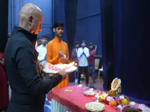 नीता अंबानी सांस्कृतिक केंद्र की तीसरी वर्षगांठ: अनुपम खेर ने किया नाटक 'कुछ भी हो सकता है' का प्रदर्शन