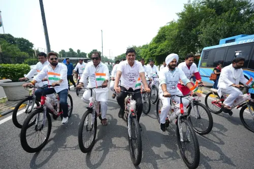 दिल्ली साइकिल घोटाला: 'आप' विधायक साइकिल चलाकर विधानसभा पहुंचे, शिक्षा मंत्री आशीष सूद का इस्तीफा माँगा