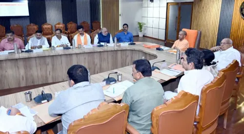 CM योगी का PWD अधिकारियों को निर्देश: मानसून से पहले गोरखपुर-आजमगढ़ में सड़क निर्माण तेज करें