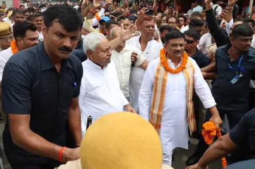 Nitish Kumar pays floral tribute to folk singer Mahendra Mishra in Chapra