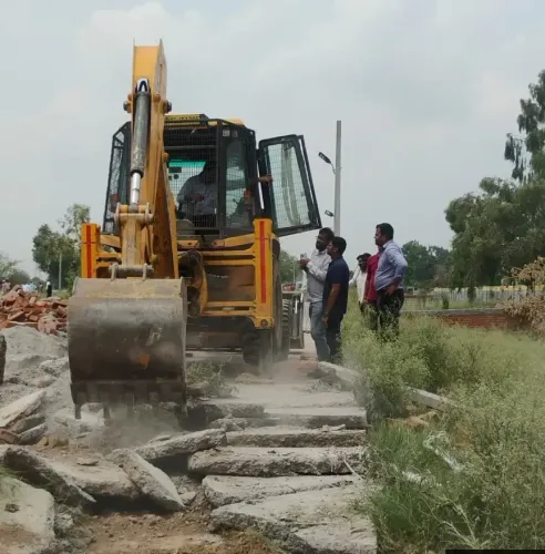 क्या नोएडा में प्राधिकरण की टीम को अतिक्रमण हटाने पर अभद्रता का सामना करना पड़ा?