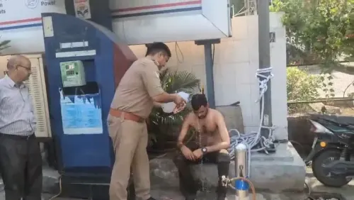 नोएडा में युवक की आत्मदाह की कोशिश नाकाम, पुलिस की तत्परता से बची जान