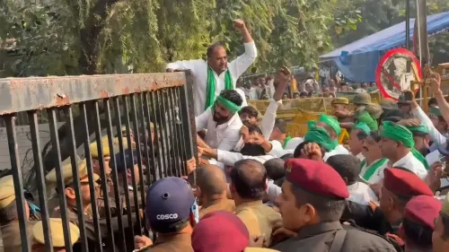 क्या नोएडा अथॉरिटी दफ्तर के बाहर किसानों का हंगामा बढ़ता जाएगा?