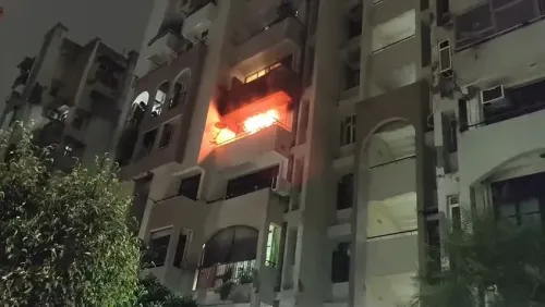 नोएडा: ओवरसीज अपार्टमेंट में आग, चौथी मंजिल पर फंसे 86 और 83 वर्षीय बुजुर्ग दंपति को पुलिस-फायर टीम ने बचाया