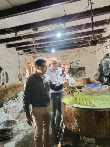 नोएडा: दिवाली से पहले खाद्य विभाग का एक्शन, 1100 किलो प्रदूषित मिठाई नष्ट