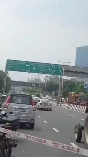 नोएडा एलिवेटेड रोड पर 20 फीट चौड़ा, 10 फीट गहरा गड्ढा; सेक्टर-61 से सेक्टर-18 मार्ग की सुरक्षा पर सवाल