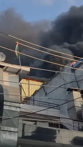 नोएडा सेक्टर-10 फैक्ट्री में भीषण आग, लाखों का सामान राख; दमकल ने किया काबू