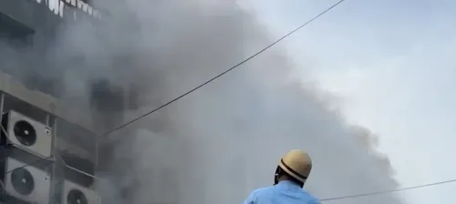 नोएडा में फैक्ट्री में आग लगने से मजदूरों की जान बचाई गई, रेस्क्यू जारी