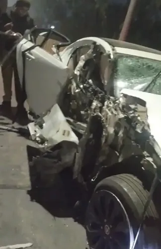 क्या नोएडा में जैगुआर और कैंटर की टक्कर में एक युवती की जान चली गई?