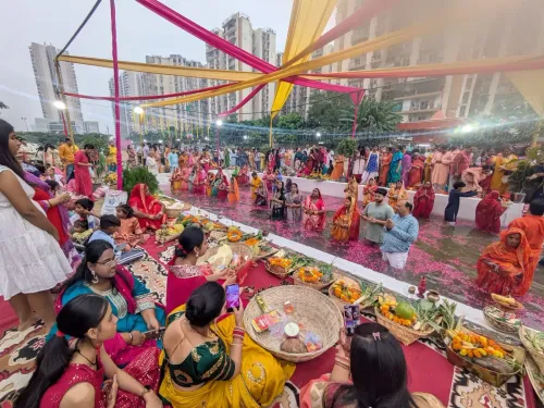 क्या नोएडा में लाखों श्रद्धालुओं ने छठ महापर्व पर अस्ताचलगामी सूर्य को अर्घ्य अर्पित किया?