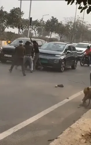 नोएडा में दो पक्षों के बीच जमकर मारपीट, बीच सड़क पर चला लाठी-डंडा और ईंट-पत्थर, वीडियो आया सामने