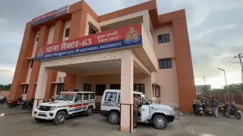 क्या नोएडा में कंपनी कर्मियों से बंदूक की नोक पर दो लाख की लूट हुई?