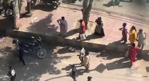 नोएडा में धरना-प्रदर्शन के दौरान पुलिस की चौकसी, मेड ने वेतन वृद्धि की मांग को लेकर किया हंगामा