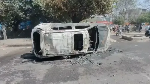 नोएडा में कर्मचारियों का विशाल प्रदर्शन, ट्रैफिक में भारी रुकावट से जनजीवन प्रभावित