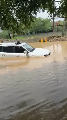 नोएडा अंडरपास जलभराव: सेक्टर-150 से 162 तक डूबे अंडरपास, सैकड़ों नंबर प्लेट फुटपाथ पर मिलीं