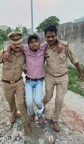 नोएडा मुठभेड़: मोबाइल स्नैचर के पैर में गोली, 12 मोबाइल और चोरी की स्कूटी बरामद