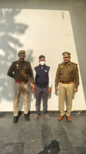 नोएडा में सौतेले पिता ने दो मासूम बच्चों को नाले में फेंका, राहगीरों की सूझबूझ से बची जान