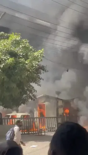 नोएडा में श्रमिकों का प्रदर्शन उग्र, हालात बिगड़ने से प्रशासन की चिंता