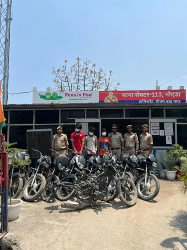 नोएडा में बाइक चोरी और मोबाइल लूट गैंग गिरफ्तार: 10 मोटरसाइकिल और 4 स्मार्टफोन सहित ₹10 लाख का माल बरामद
