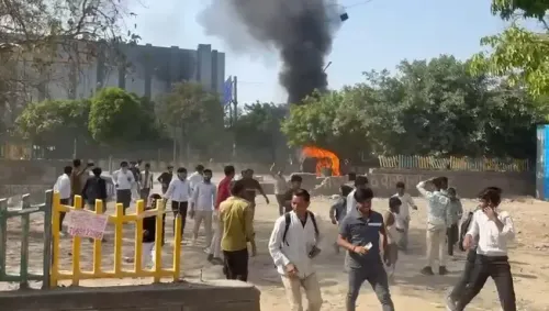 नोएडा फेस-2 में श्रमिकों का प्रदर्शन बढ़ा, रिचा ग्लोबल कंपनी के खिलाफ हंगामा