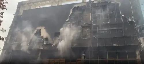 नोएडा में प्राइवेट बिल्डिंग में लगी भीषण आग, दमकल सेवाओं ने कड़ी मेहनत से पाया काबू