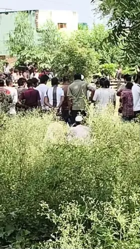 नोएडा: संदिग्ध मौत के मामले में 30 दिन बाद कब्र से निकला शव, पोस्टमार्टम के लिए भेजा गया