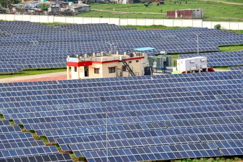 क्या एनटीपीसी रिन्यूएबल एनर्जी ने मध्य प्रदेश में 220 मेगावाट की सौर परियोजना को चालू किया?