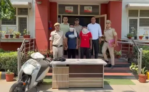 न्यू अशोक नगर पुलिस ने दो मोबाइल स्नैचर गिरफ्तार, तीन फोन और स्कूटी जब्त; एक आरोपी पर 12 मामले
