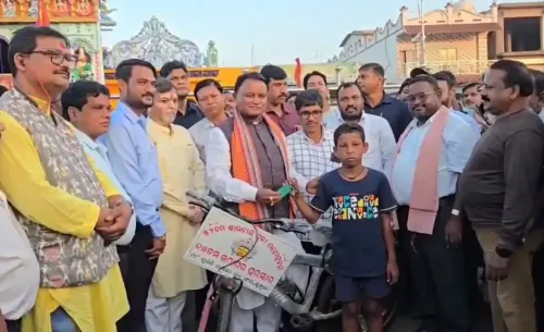 क्या ओडिशा के मुख्यमंत्री माझी ने दुर्गा पूजा में जीती साइकिल का दान किया?