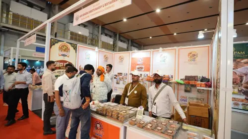 यूपी इंटरनेशनल ट्रेड शो 2026: ओडीओसी पवेलियन में मिर्जापुर के गुड़ से बना ठेकुआ, 75 जिलों के स्वाद एक मंच पर