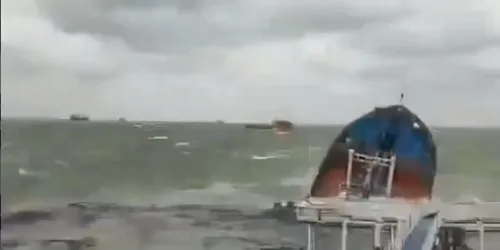 One Fatality Reported Following Damage to Two Russian Oil Tankers Amid Severe Weather Conditions