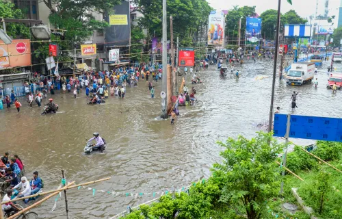 How did over 60 flights get cancelled at Kolkata airport due to heavy rain?