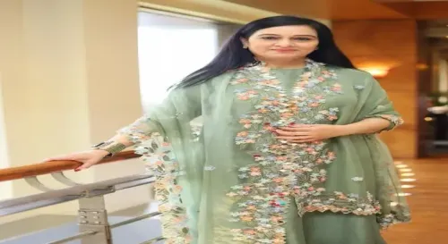 Padmini Kolhapure Enchants Fans with 'Madhuban Khushboo Deta Hai' Performance