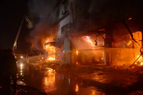 क्या गुल प्लाजा अग्निकांड में मृतकों की संख्या बढ़कर 60 हो गई?