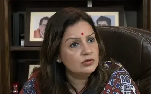 क्या पाकिस्तान हमें धमकी देता है, दूसरी ओर हम उसके साथ क्रिकेट खेलने के लिए तैयार हैं?