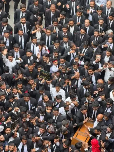 पाकिस्तान में 27वां संशोधन: वकीलों का उग्र प्रदर्शन, कराची हाईकोर्ट परिसर बना रणक्षेत्र  