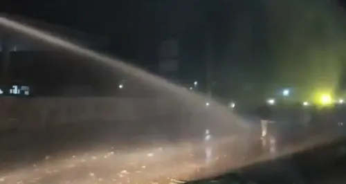 Did PTI Face Water Cannons While Protesting in Pakistan?