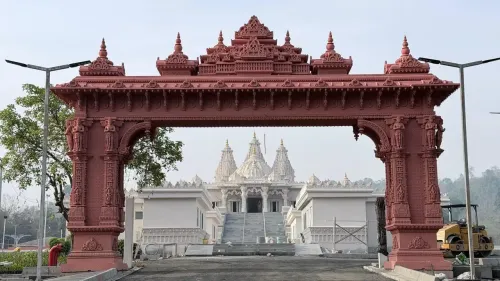 पालघर में बीएपीएस स्वामिनारायण मंदिर की ऐतिहासिक मूर्ति प्रतिष्ठा, सीएम फडणवीस ने दी बधाई