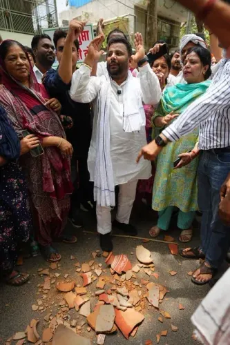 दिल्ली: पानी की किल्लत को लेकर ‘आप’ ने कोंडली में मटका फोड़ प्रदर्शन किया