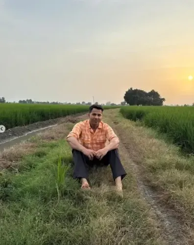 पंजाब के खेतों में बिना चप्पल के सिंपल लुक में नजर आए वरुण धवन, तस्वीरें की शेयर