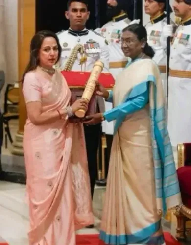 धर्मेंद्र का पद्म विभूषण लेकर भावुक हुईं हेमा मालिनी, बोलीं — 'लगा जैसे वे मेरा हाथ थाम मंच तक ले जा रहे थे'