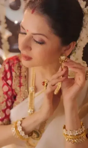 पारंपरिक साड़ी और गहनों में नजर आईं भाग्यश्री, रेखा के गाने पर दिए शानदार पोज 