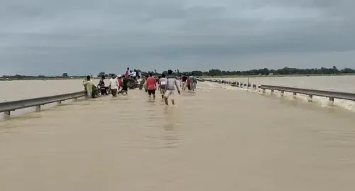 क्या पश्चिम बंगाल के मिदनापुर में बारिश ने बाढ़ की स्थिति उत्पन्न कर दी?