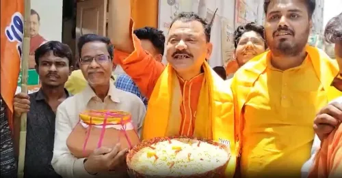 पश्चिम बंगाल चुनाव 2026: भाजपा की बढ़त पर कोलकाता में कमला भोग और झाल मुड़ी से जश्न, 'जय श्रीराम' के नारे गूंजे