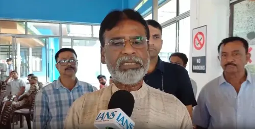 हकीमपुर बॉर्डर पर 100 से अधिक अवैध बांग्लादेशी प्रवासी जमा, BJP सांसद खागेन मुर्मू बोले — होल्डिंग सेंटर भेजे जाएंगे सभी